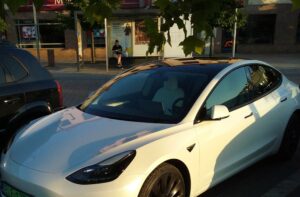 Samochód o napędzie wyłącznie elektrycznym Tesla Model 3 Dual motor zaparkowany w Tomaszowie Mazowieckim, w woj. łódzkim