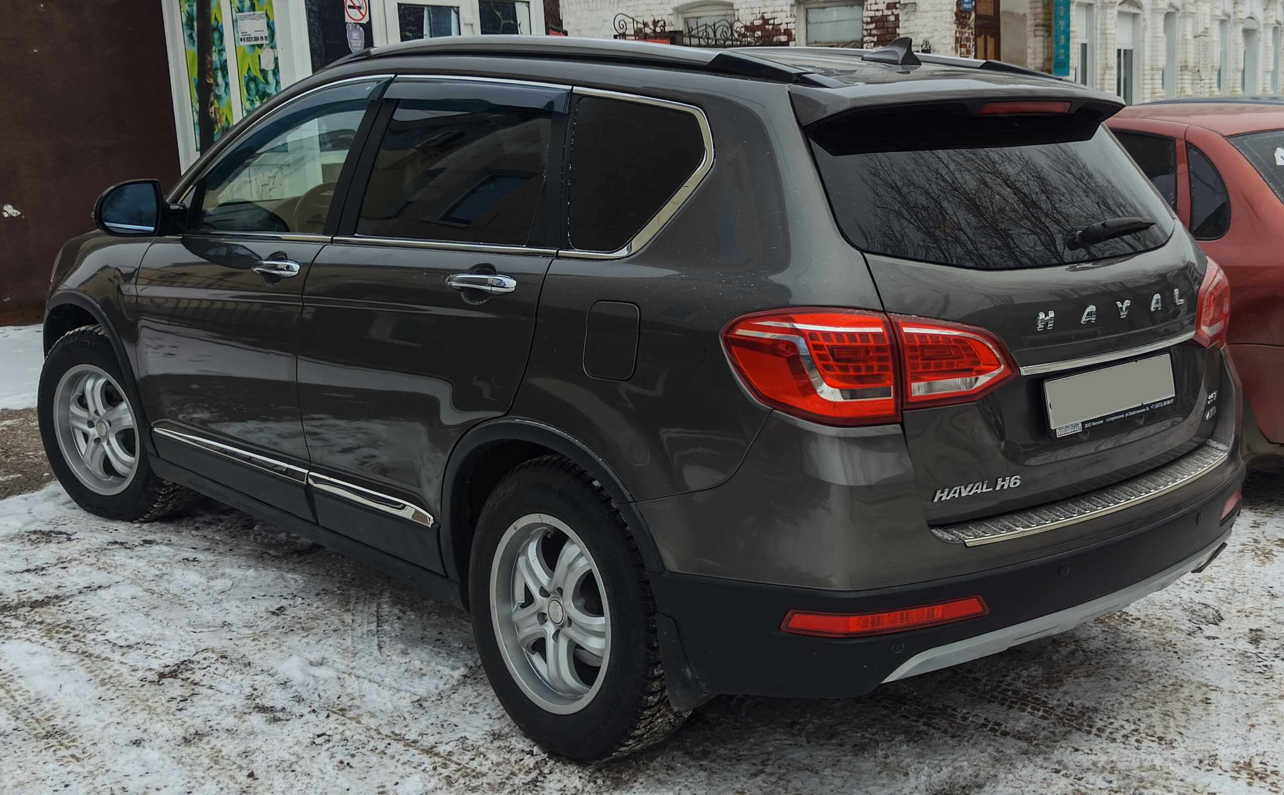 Rear view of a brown Haval H6